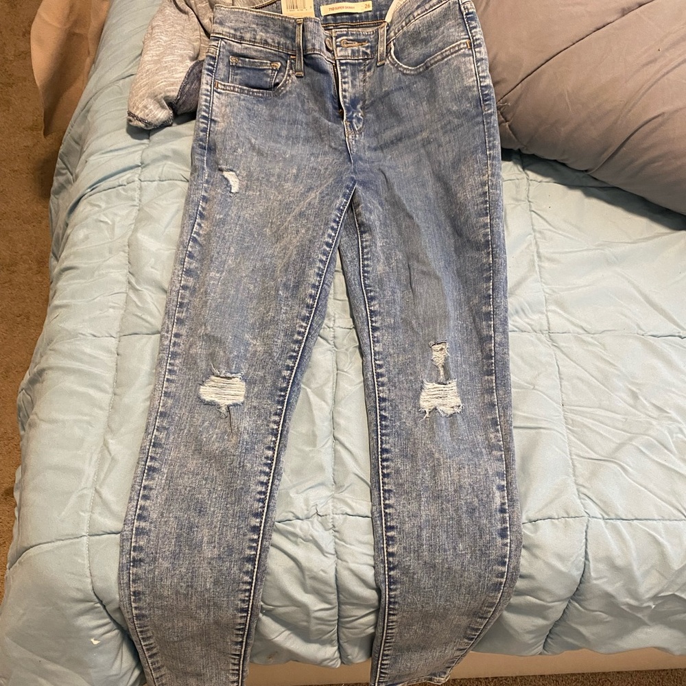 levi’s mid rise super skinny jeans new w tags!! size 2